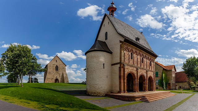Die Tor- oder Königshalle ist von außen wie innen ein reich geschmücktes karolingisches Bauwerk